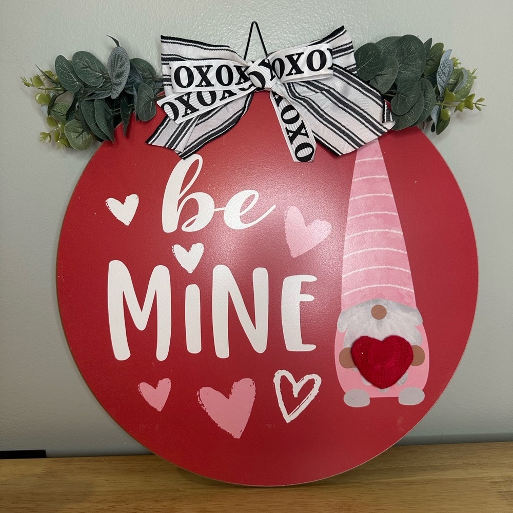 Round Wooden‎ Valentines Day ‘Be Mine’ Gnome Hanging Wall Or Door Sign